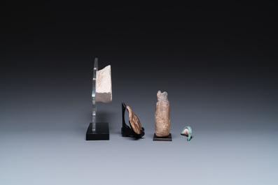 Une sculpture d'Anoubis, deux fragments de sarcophages et un fragment d'un bas-relief, Egype, Basse &eacute;poque