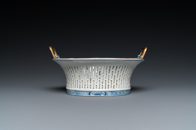 Een Chinese opengewerkte blauw-witte mand op onderschotel, Qianlong