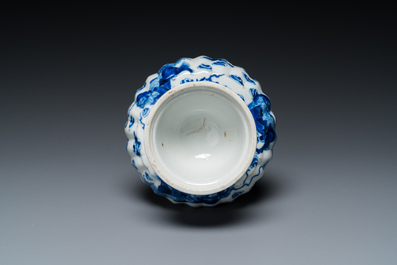 Un vase de forme bouteille, une tazza et deux tasses et soucoupes en porcelaine de Chine en bleu et blanc et famille rose, Kangxi et post&eacute;rieur