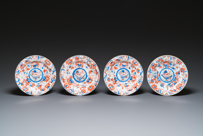 Vier Chinese Imari-stijl borden met verhoogde ziel, Kangxi