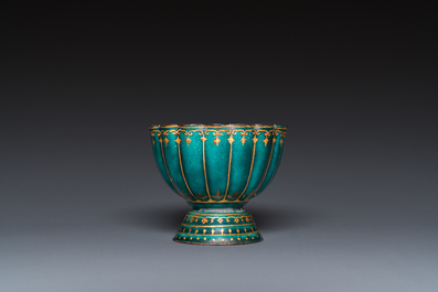 Bol de forme floral sur talon en &eacute;maux de Canton &agrave; d&eacute;cor dor&eacute; sur fond vert, Chine, ancienne coll. Harry Garner, Qianlong
