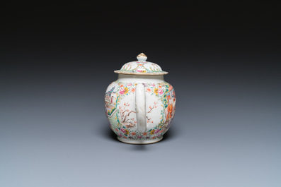 Een fijne Chinese famille rose theepot met mandarijns decor, Qianlong