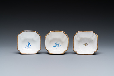 Drie Chinese koppen en twee schotels in Canton email, Qianlong