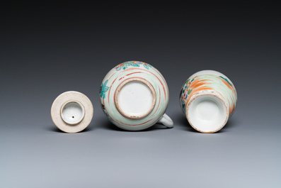 Un cr&eacute;mier et une bo&icirc;te &agrave; th&eacute; en porcelaine de Chine famille rose &agrave; sujet europ&eacute;en, Qianlong