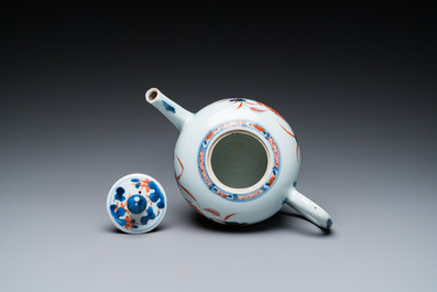 Elf Chinese famille rose en Imari-stijl borden en een theepot met deksel, Kangxi/Qianlong