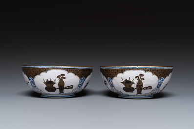 Paire de bols en &eacute;maux de Canton &agrave; d&eacute;cor d'antiquit&eacute;s, Chine, Yongzheng/Qianlong