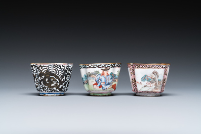Drie Chinese koppen en twee schotels in Canton email, Qianlong