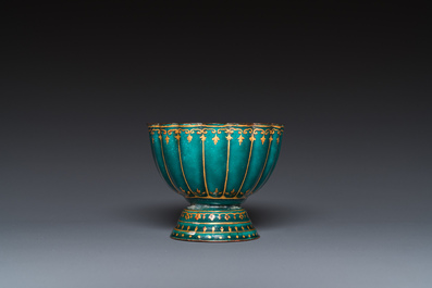 Bol de forme floral sur talon en &eacute;maux de Canton &agrave; d&eacute;cor dor&eacute; sur fond vert, Chine, ancienne coll. Harry Garner, Qianlong