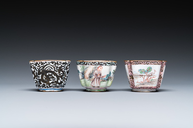 Drie Chinese koppen en twee schotels in Canton email, Qianlong