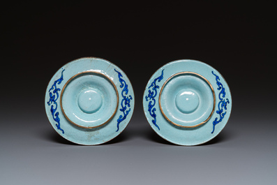 Paire de tasses sur supports de type 'trembleuse' en &eacute;maux de Canton &agrave; d&eacute;cor 'Shou', Chine, Qianlong