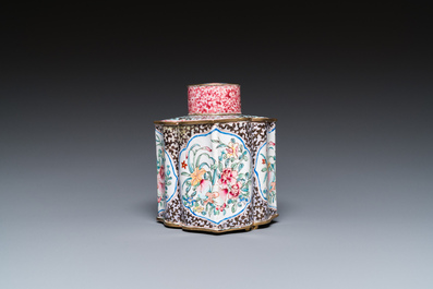 Een Chinese theebus met deksel in Canton email, Yongzheng/Qianlong