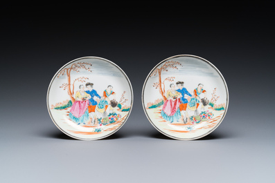 Een paar Chinese famille rose koppen en schotels met Europees decor, Qianlong