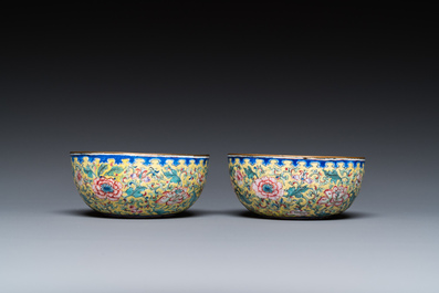 A pair of Chinese yellow-ground Canton enamel bowls, Qianlong/Jiaqing