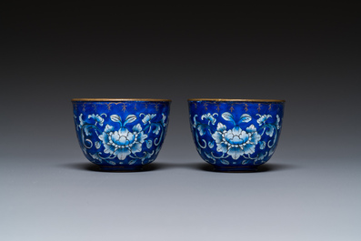 Paire de tasses sur supports de type 'trembleuse' en &eacute;maux de Canton &agrave; d&eacute;cor 'Shou', Chine, Qianlong