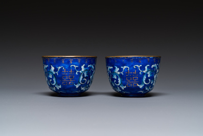 Paire de tasses sur supports de type 'trembleuse' en &eacute;maux de Canton &agrave; d&eacute;cor 'Shou', Chine, Qianlong