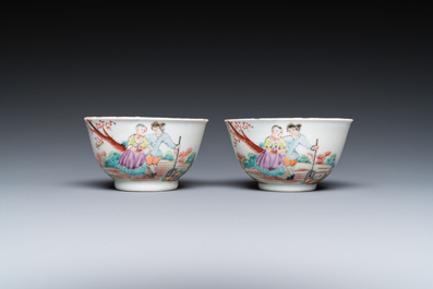 Een paar Chinese famille rose koppen en schotels met Europees decor, Qianlong