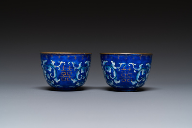 Paire de tasses sur supports de type 'trembleuse' en &eacute;maux de Canton &agrave; d&eacute;cor 'Shou', Chine, Qianlong