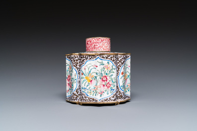 Een Chinese theebus met deksel in Canton email, Yongzheng/Qianlong