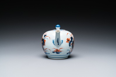Elf Chinese famille rose en Imari-stijl borden en een theepot met deksel, Kangxi/Qianlong