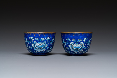 Paire de tasses sur supports de type 'trembleuse' en &eacute;maux de Canton &agrave; d&eacute;cor 'Shou', Chine, Qianlong