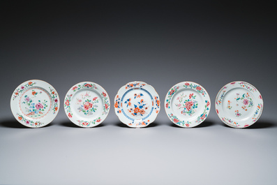 Elf Chinese famille rose en Imari-stijl borden en een theepot met deksel, Kangxi/Qianlong