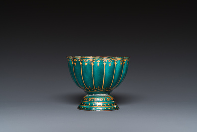 Bol de forme floral sur talon en &eacute;maux de Canton &agrave; d&eacute;cor dor&eacute; sur fond vert, Chine, ancienne coll. Harry Garner, Qianlong