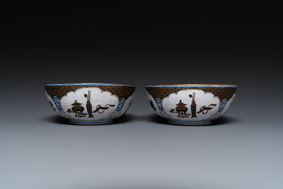 Paire de bols en &eacute;maux de Canton &agrave; d&eacute;cor d'antiquit&eacute;s, Chine, Yongzheng/Qianlong