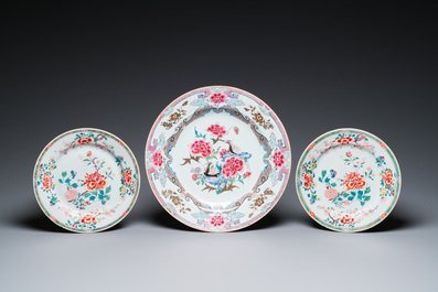 Een Chinese famille rose schotel en een paar borden, Yongzheng