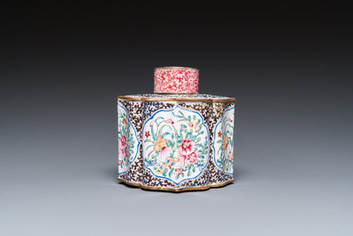 Een Chinese theebus met deksel in Canton email, Yongzheng/Qianlong