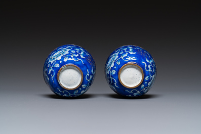 Paire de tasses sur supports de type 'trembleuse' en &eacute;maux de Canton &agrave; d&eacute;cor 'Shou', Chine, Qianlong