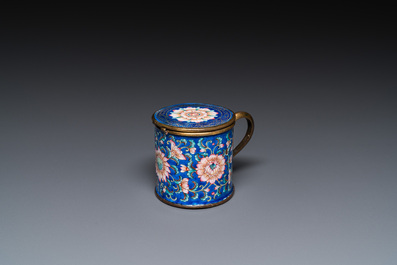 Pot &agrave; moutarde sur son support en &eacute;maux de Canton &agrave; fond bleu, Chine, Qianlong