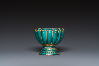 Bol de forme floral sur talon en &eacute;maux de Canton &agrave; d&eacute;cor dor&eacute; sur fond vert, Chine, ancienne coll. Harry Garner, Qianlong