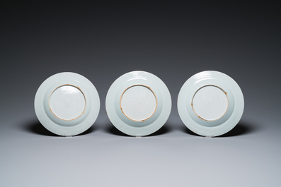 Elf Chinese famille rose en Imari-stijl borden en een theepot met deksel, Kangxi/Qianlong