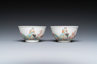 Een paar Chinese famille rose koppen en schotels met Europees decor, Qianlong