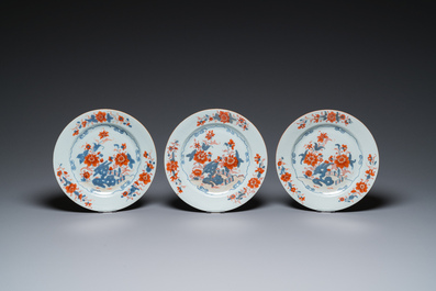 Elf Chinese famille rose en Imari-stijl borden en een theepot met deksel, Kangxi/Qianlong