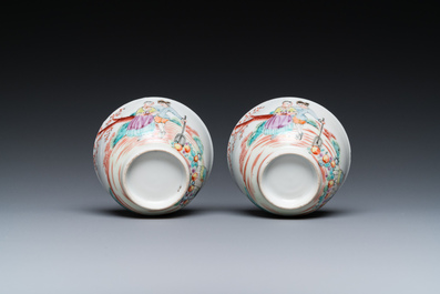 Een paar Chinese famille rose koppen en schotels met Europees decor, Qianlong