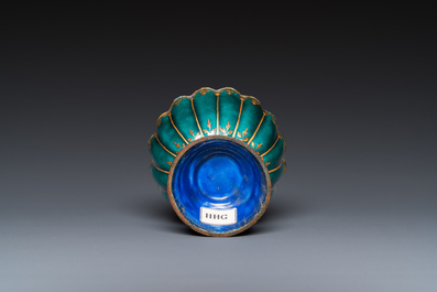 Bol de forme floral sur talon en &eacute;maux de Canton &agrave; d&eacute;cor dor&eacute; sur fond vert, Chine, ancienne coll. Harry Garner, Qianlong