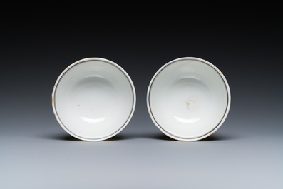 Een paar Chinese famille rose koppen en schotels met Europees decor, Qianlong