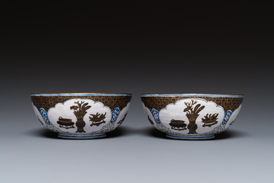 Paire de bols en &eacute;maux de Canton &agrave; d&eacute;cor d'antiquit&eacute;s, Chine, Yongzheng/Qianlong
