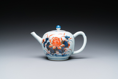 Elf Chinese famille rose en Imari-stijl borden en een theepot met deksel, Kangxi/Qianlong