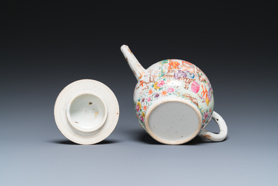Een fijne Chinese famille rose theepot met mandarijns decor, Qianlong