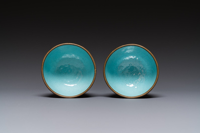 Paire de tasses sur supports de type 'trembleuse' en &eacute;maux de Canton &agrave; d&eacute;cor 'Shou', Chine, Qianlong