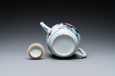Elf Chinese famille rose en Imari-stijl borden en een theepot met deksel, Kangxi/Qianlong