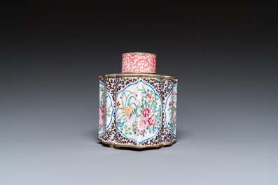 Een Chinese theebus met deksel in Canton email, Yongzheng/Qianlong