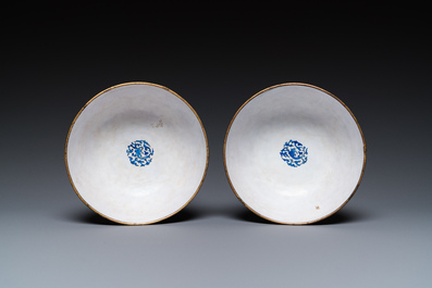 Paire de bols en &eacute;maux de Canton &agrave; d&eacute;cor d'antiquit&eacute;s, Chine, Yongzheng/Qianlong