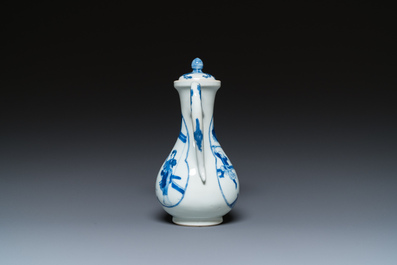 Een Chinese blauw-witte 'Xi Xiang Ji' dekselkan, Xuande merk, Kangxi