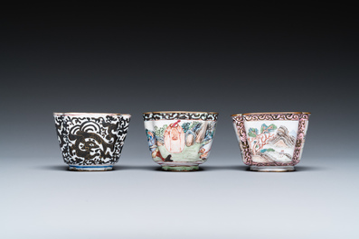 Drie Chinese koppen en twee schotels in Canton email, Qianlong