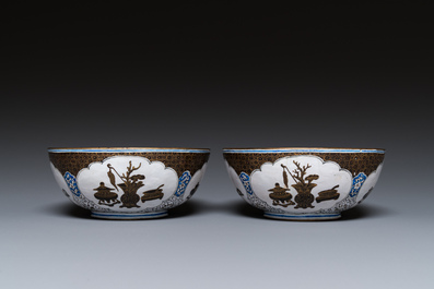 Paire de bols en &eacute;maux de Canton &agrave; d&eacute;cor d'antiquit&eacute;s, Chine, Yongzheng/Qianlong