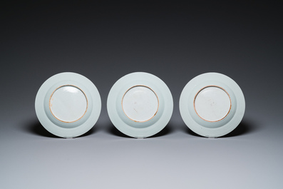 Elf Chinese famille rose en Imari-stijl borden en een theepot met deksel, Kangxi/Qianlong