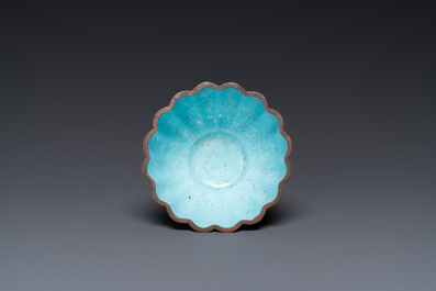 Bol de forme floral sur talon en &eacute;maux de Canton &agrave; d&eacute;cor dor&eacute; sur fond vert, Chine, ancienne coll. Harry Garner, Qianlong